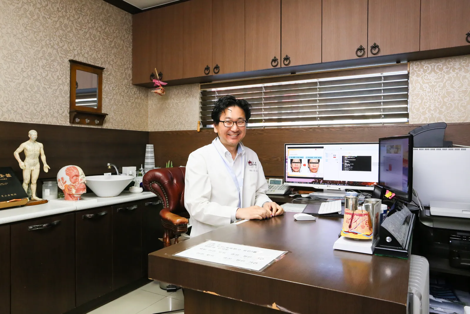 구산한의원 원장이 진료실 책상에서 비만 유형 상담을 준비하는 모습